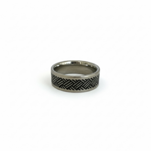 Anel Masculino com detalhes em risca